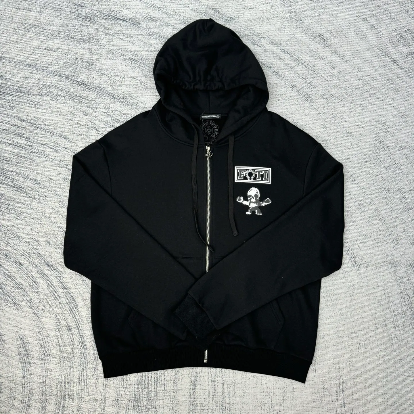 P426 Chrome Heart Nine-square skull hooded zipper sweatshirt SIZE S/M/L/XL Made of high-quality cotton fabric, soft and skin-friendly, with good breathability. The overall color is classic black, which sets a low-key and versatile style tone. The simple print pattern on the left chest on the front contains letters and cartoon skull images. The design is simple but highly recognizable, showing an uninhibited personality and attitude.